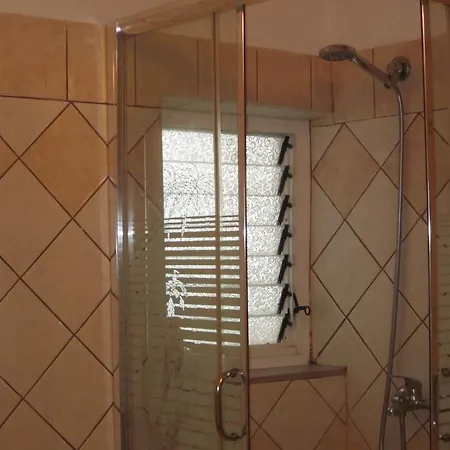 And Tavern Leo بيت ضيافة ساراندا