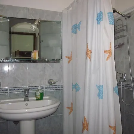 And Tavern Leo بيت ضيافة ساراندا