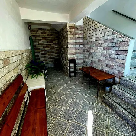 And Tavern Leo Penzion *